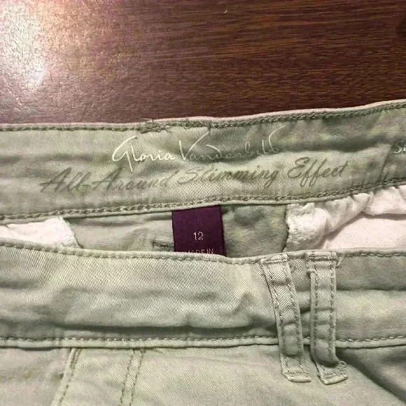 gloria vanderbilt shorts Size 12 Button Details. 6” Inseam. Light Green/khaki - Picture 6 of 8